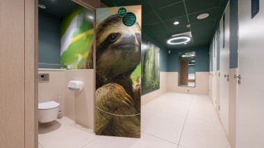 Na zona do WC também está disponível a elegante sanita Geberit ONE (© Meike Goebel)