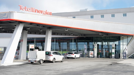 O novo parque de estacionamento de Evendorf abriu as suas portas em 2023 - e está equipado com uma casa de banho pública da 2theloo (© Meike Goebel) O novo parque de estacionamento de Evendorf abriu as suas portas em 2023 - e está equipado com uma casa de banho pública da 2theloo (© Meike Goebel)