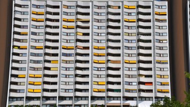 Os apartamentos são construídos muito próximos uns dos outros (© lucazzitto - stock.adobe.com) Os apartamentos são construídos muito próximos uns dos outros (© lucazzitto - stock.adobe.com)