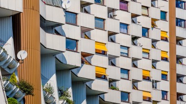 Apesar de viverem num espaço pequeno, no complexo de habitação social Alt-Erlaa o nível de satisfação dos residentes é excecionalmente elevado. (© Agata Kadar - stock.adobe.com) Apesar de viverem num espaço pequeno, no complexo de habitação social Alt-Erlaa o nível de satisfação dos residentes é excecionalmente elevado. (© Agata Kadar - stock.adobe.com)