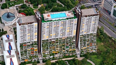 Naquela época, as piscinas eram uma novidade na habitação social e uma marca do arquiteto Harry Glück. (© Julius Silver) Naquela época, as piscinas eram uma novidade na habitação social e uma marca do arquiteto Harry Glück. (© Julius Silver)