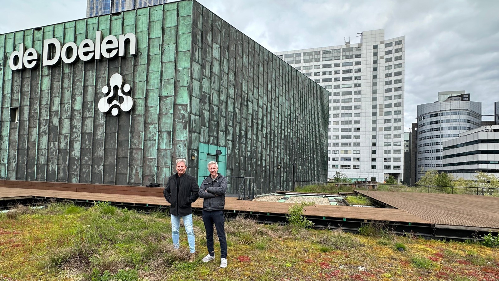 Os dois arquitetos Dave Hoffers (à direita) e Carlo Bes no De Doelen Os dois arquitetos Dave Hoffers (à direita) e Carlo Bes no De Doelen