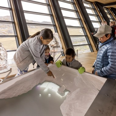 Crianças na exposição do Icefjord Centre Ilulissat (© Adam Mørk) Crianças na exposição do Icefjord Centre Ilulissat (© Adam Mørk)