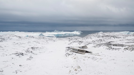 O Ice Fjord Centre é o único edifício no meio da paisagem gelada (© Adam Mørk) O Ice Fjord Centre é o único edifício no meio da paisagem gelada (© Adam Mørk)
