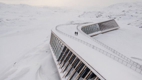 O telhado do Ice Fjord Center também é um terraço (© Adam Mørk) O telhado do Ice Fjord Center também é um terraço (© Adam Mørk)