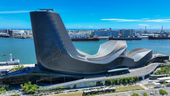 O terminal portuário está localizado próximo da água como o casco de um navio O terminal portuário está localizado próximo da água como o casco de um navio