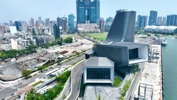 Ponte em vez de barreira: graças ao passeio marítimo, o edifício liga o terminal portuário à cidade Ponte em vez de barreira: graças ao passeio marítimo, o edifício liga o terminal portuário à cidade