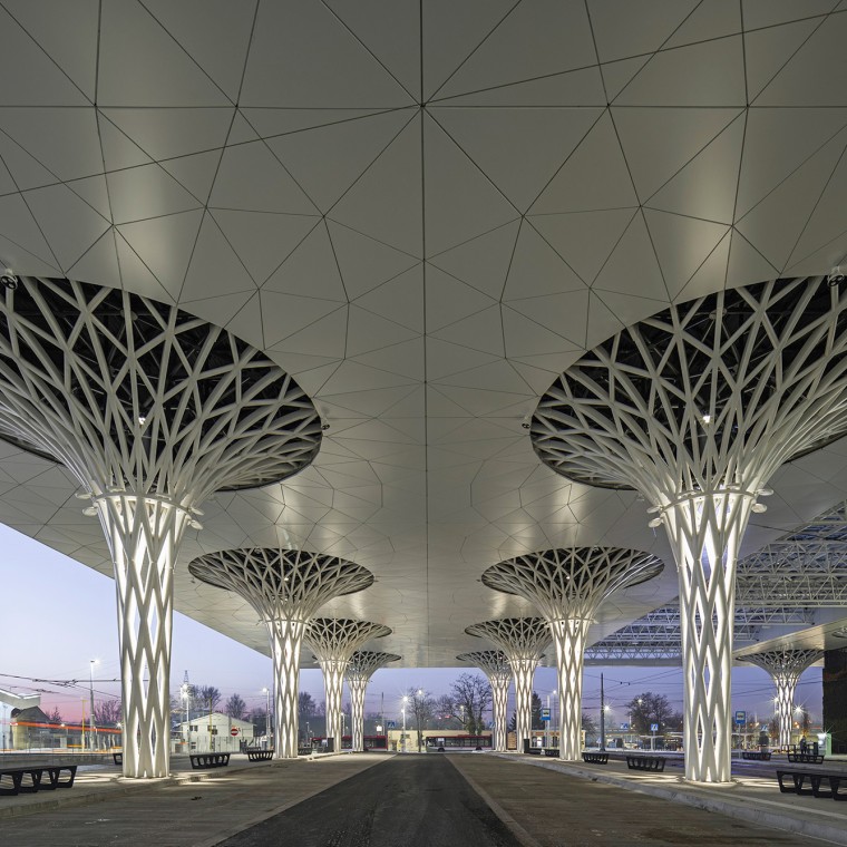 As colunas abertas são um elemento particularmente marcante do novo edifício (© Rafał Chojnacki) As colunas abertas são um elemento particularmente marcante do novo edifício (© Rafał Chojnacki)