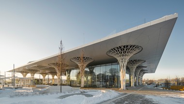 Caixa dentro de caixa: o cubo de vidro da estação de Lublin está integrado na estrutura com telhado e colunas perfuradas (© Rafał Chojnacki)