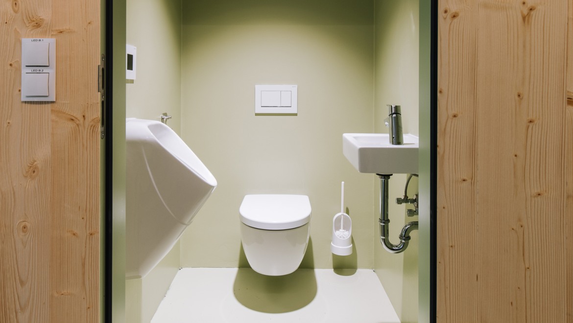 As casas de banho estão equipadas com louças sanitárias Geberit Renova Plan (© Christian Repnik) As casas de banho estão equipadas com louças sanitárias Geberit Renova Plan (© Christian Repnik)
