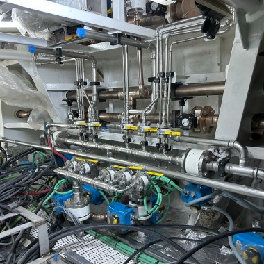 É assim a casa das máquinas de um iate do estaleiro Su Marine. Os tubos de aço inoxidável Mapress e CuNiFe são instalados num espaço muito reduzido (© Su Marine Yachting) É assim a casa das máquinas de um iate do estaleiro Su Marine. Os tubos de aço inoxidável Mapress e CuNiFe são instalados num espaço muito reduzido (© Su Marine Yachting)