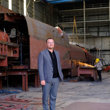 O diretor-geral Onun Tekir numa das oficinas no estaleiro ADA Yachting em Bodrum. Aqui está a ser construído um iate de 50 metros para um cliente italiano (© Serkan Ali Çiftçi) O diretor-geral Onun Tekir numa das oficinas no estaleiro ADA Yachting em Bodrum. Aqui está a ser construído um iate de 50 metros para um cliente italiano (© Serkan Ali Çiftçi)