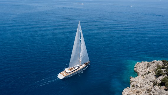 Um veleiro do estaleiro ADA Yachting em Bodrum navega pelo Mediterrâneo (© ADA Yachting) Um veleiro do estaleiro ADA Yachting em Bodrum navega pelo Mediterrâneo (© ADA Yachting)