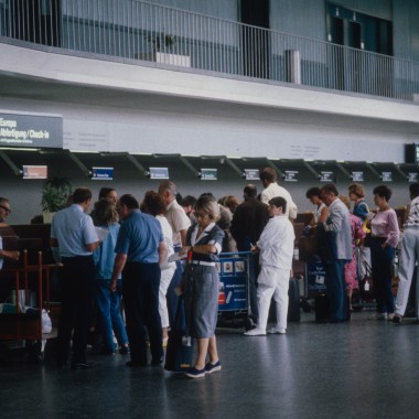 Passageiros à espera na zona de trânsito do Terminal A em 1986 (© ETH-Bibliothek Zürich) Passageiros à espera na zona de trânsito do Terminal A em 1986 (© ETH-Bibliothek Zürich)