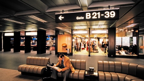 Fotografia do interior do terminal B do aeroporto de Zurique-Kloten, dos anos 80 (© ETH-Bibliothek Zürich) Fotografia do interior do terminal B do aeroporto de Zurique-Kloten, dos anos 80 (© ETH-Bibliothek Zürich)