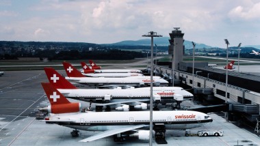 Aviões da antiga Swissair estacionados no molhe do Terminal A de Zurique nos anos 80 (© ETH-Bibliothek Zürich)