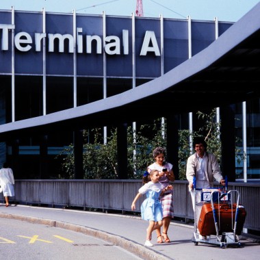 Peões em frente ao Terminal A em 1985 (© Swissair) Peões em frente ao Terminal A em 1985 (© Swissair)
