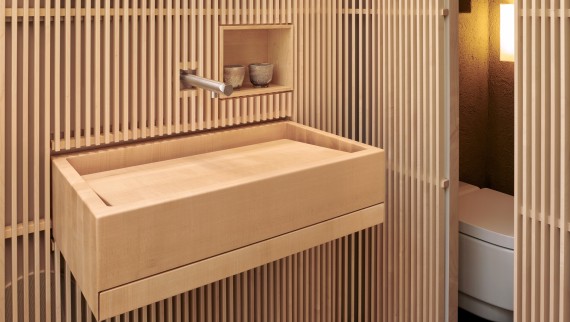 A casa de banho como local de refúgio: sem estímulos visuais desnecessários - e uma sanita bidé Geberit. (© David Willen Studio) A casa de banho como local de refúgio: sem estímulos visuais desnecessários - e uma sanita bidé Geberit. (© David Willen Studio)