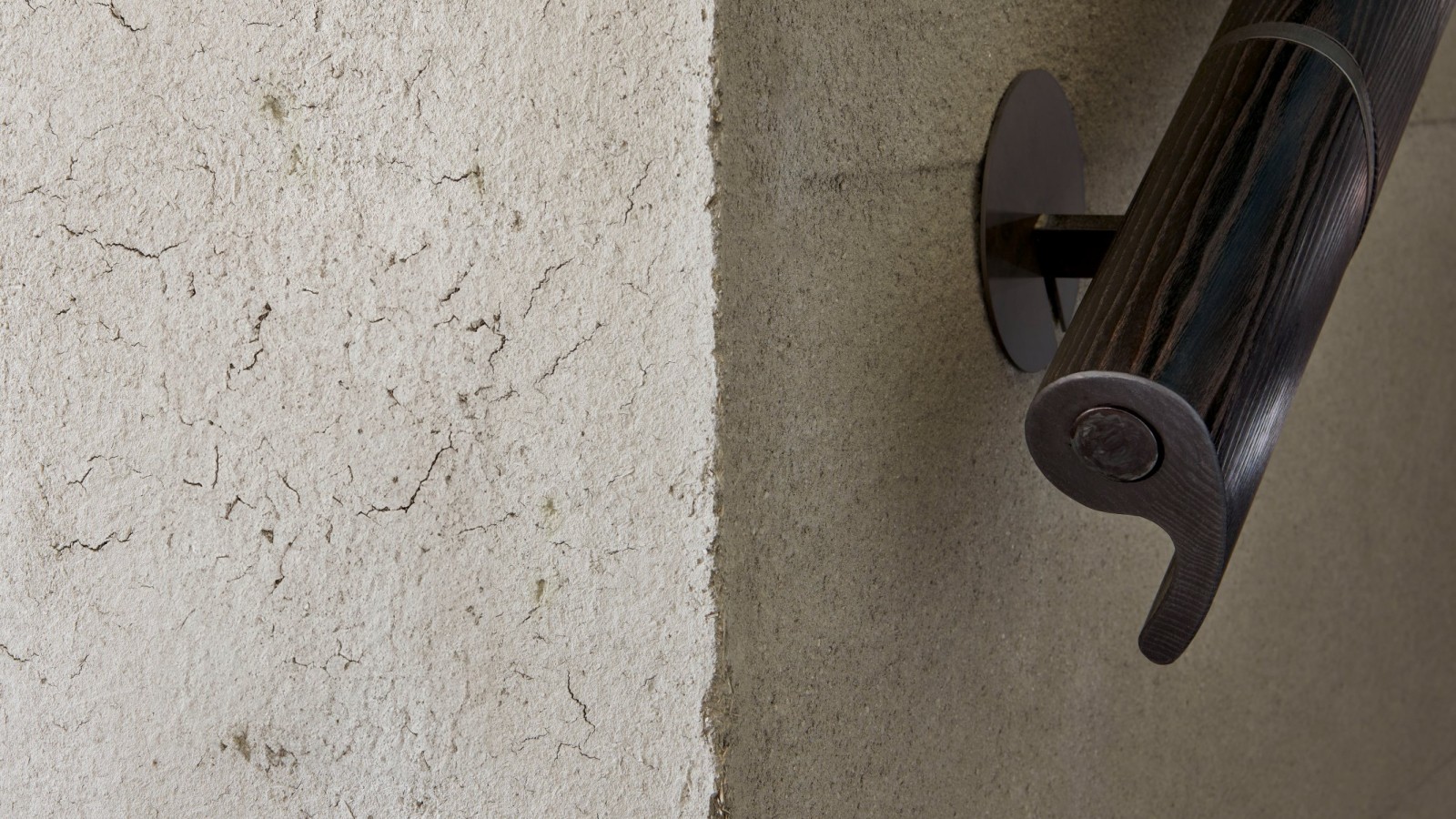 Superfícies como madeira queimada e paredes de argila acentuam a experiência tátil (© David Willen Studio) Superfícies como madeira queimada e paredes de argila acentuam a experiência tátil (© David Willen Studio)