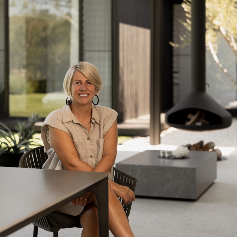 Quando chove (e chove bastante), a lareira cria um ambiente acolhedor — e o Geberit Pluvia garante uma drenagem eficaz da cobertura (© Alyne Media)