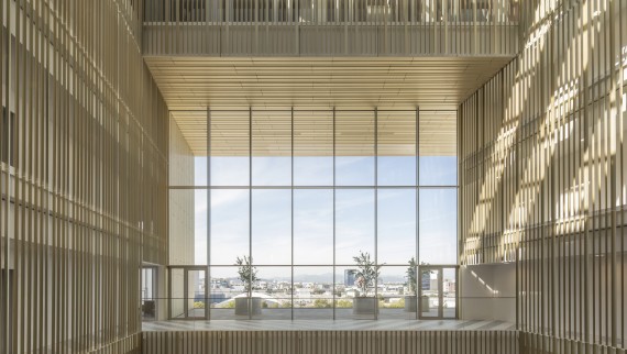 O átrio é revestido com perfis de alumínio anodizado dourado, cujos tons mudam conforme o movimento do sol (© Ana Skobe)