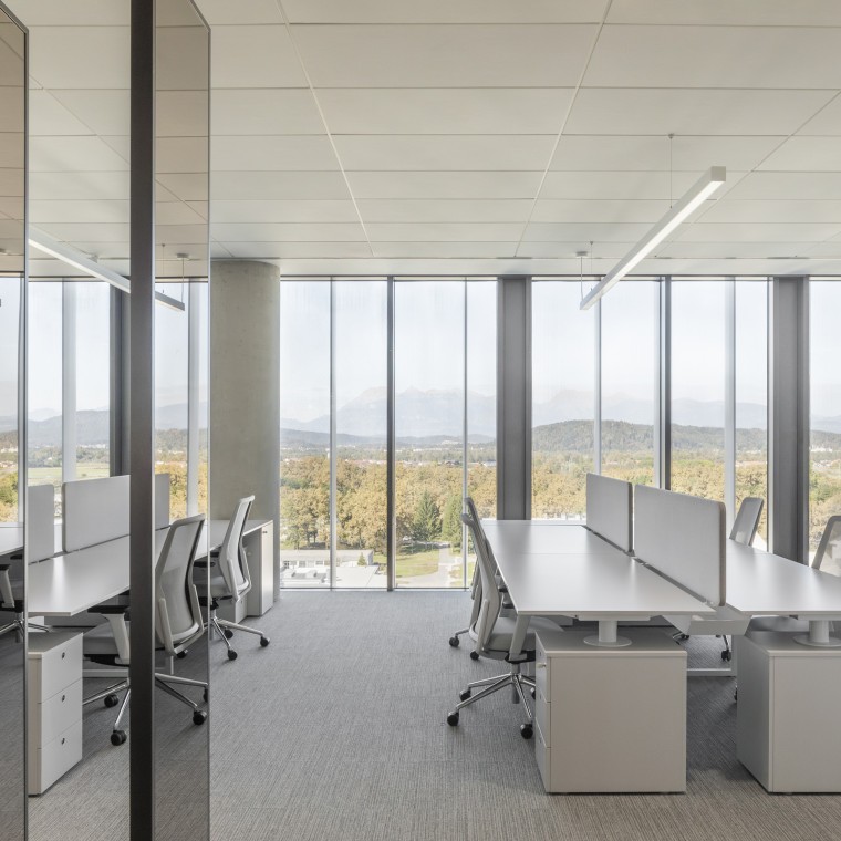 Espaços de trabalho em nove andares: os módulos dos escritórios podem ser combinados ou ampliados conforme as necessidades dos inquilinos (© Ana Skobe)