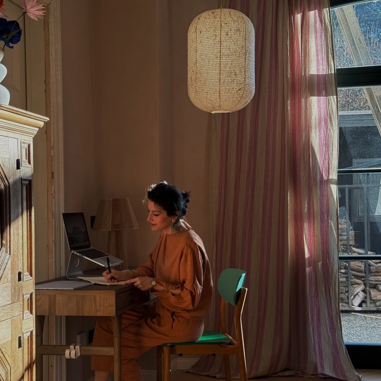 Büşra Qadir denomina o seu estilo interior de «fusion living», pois combina culturas, estilos e cores (© Büşra Qadir). Büşra Qadir denomina o seu estilo interior de «fusion living», pois combina culturas, estilos e cores (© Büşra Qadir).