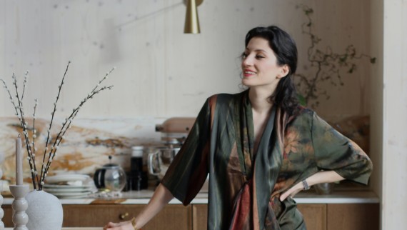 A especialista em design de interiores e designer Büşra Qadir (© Büşra Qadir) A especialista em design de interiores e designer Büşra Qadir (© Büşra Qadir)