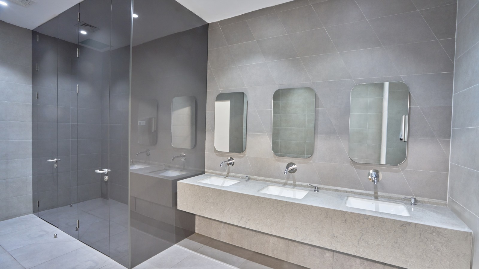 Simples e elegante: lavatórios Geberit VariForm e torneiras Piave © Oğuzhan Kasar Simples e elegante: lavatórios Geberit VariForm e torneiras Piave © Oğuzhan Kasar