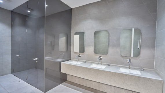 Simples e elegante: lavatórios Geberit VariForm e torneiras Piave © Oğuzhan Kasar Simples e elegante: lavatórios Geberit VariForm e torneiras Piave © Oğuzhan Kasar