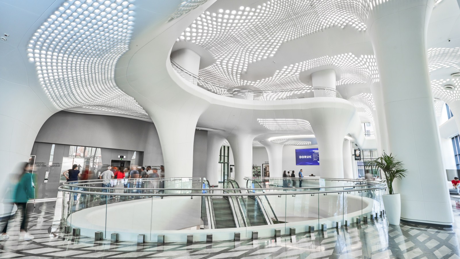 Futurista e luminoso: o Hospital Doruk Nilüfer aposta em espaços amplos e formas orgânicas (© Hospital Doruk) Futurista e luminoso: o Hospital Doruk Nilüfer aposta em espaços amplos e formas orgânicas (© Hospital Doruk)