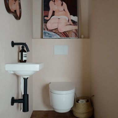 A sanita bidé AquaClean Mera limpa suavemente com água. A combinar: a placa de descarga Sigma70 e o lavatório iCon (© Anna W.)