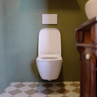 Casas de banho de serviço elegante com sanita Renova Plan e placa de descarga Sigma70 (© Anna W.)