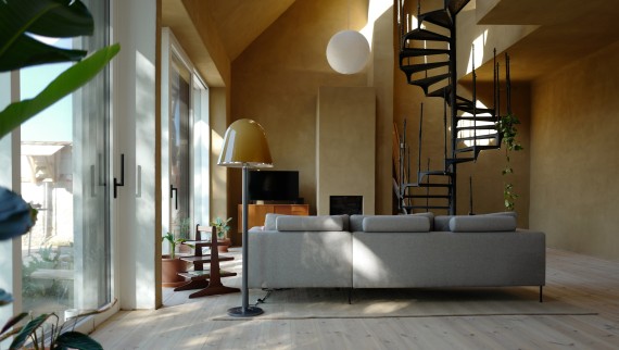 Inundada de luz: a «Haus am Hof» é iluminada e acolhedora graças às suas grandes janelas (© Anna W.)