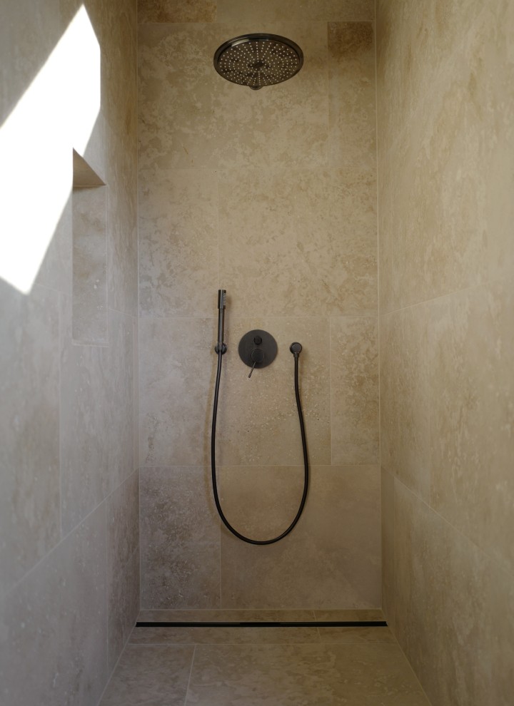 Elegância simples: o canal de duche CleanLine80 em cromado preto e com revestimento anti-dedadas (© Anna W.)