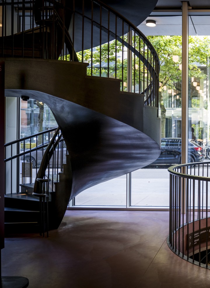 As escadas de caracol são um elemento de design proeminente no interior (© Frederik Beyens)