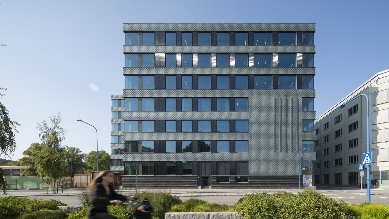 A fachada de ardósia com painéis solares integrados garante a eficiência energética (© baraBild). A fachada de ardósia com painéis solares integrados garante a eficiência energética (© baraBild).