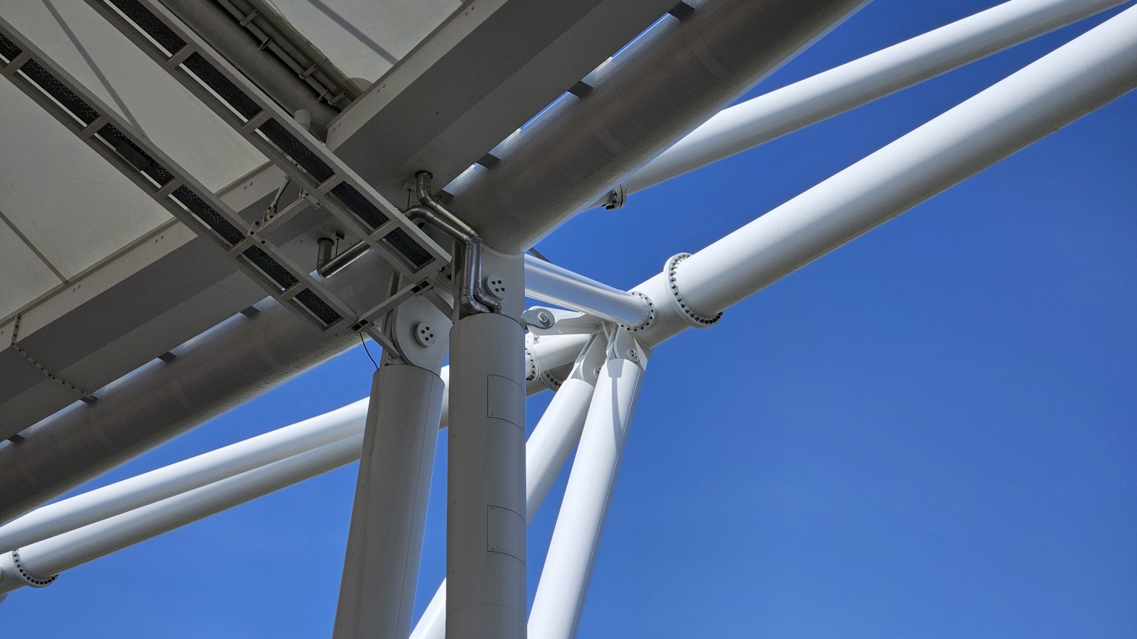 Escondido nas vigas: o sistema de drenagem de coberturas Geberit Pluvia (© Geberit) Escondido nas vigas: o sistema de drenagem de coberturas Geberit Pluvia (© Geberit)