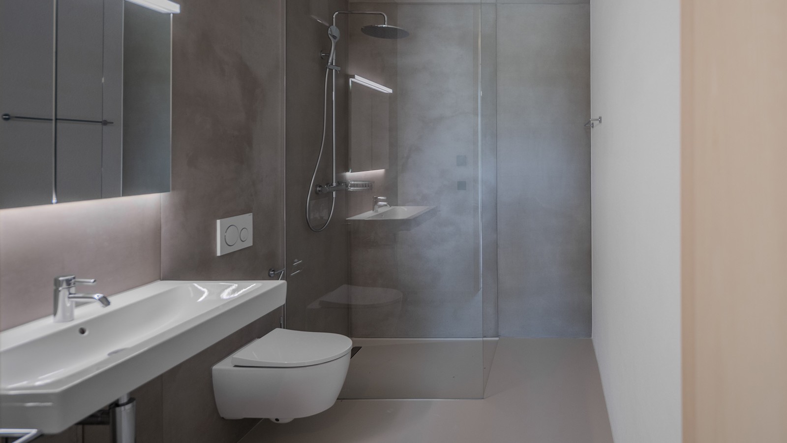 As casas de banho estão equipadas com sanitas e lavatórios Geberit (© Openly / Jens Ellensohn) As casas de banho estão equipadas com sanitas e lavatórios Geberit (© Openly / Jens Ellensohn)