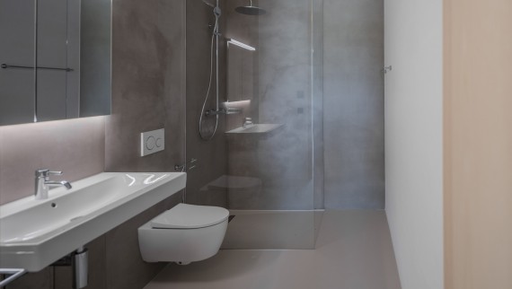 As casas de banho estão equipadas com sanitas e lavatórios Geberit (© Openly / Jens Ellensohn)