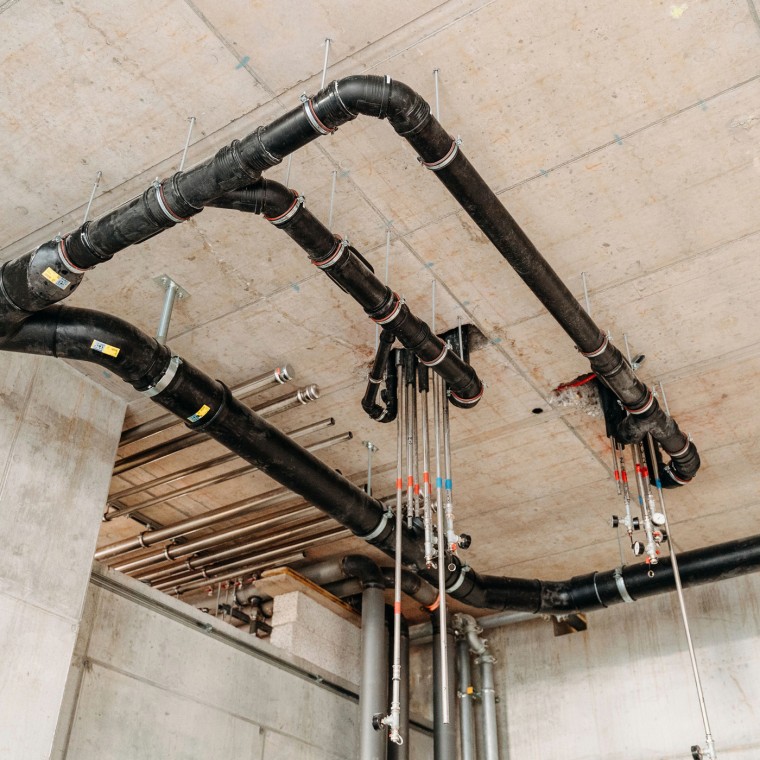 Arranha-céus residencial DS 90: tubos coletores na área de entrada