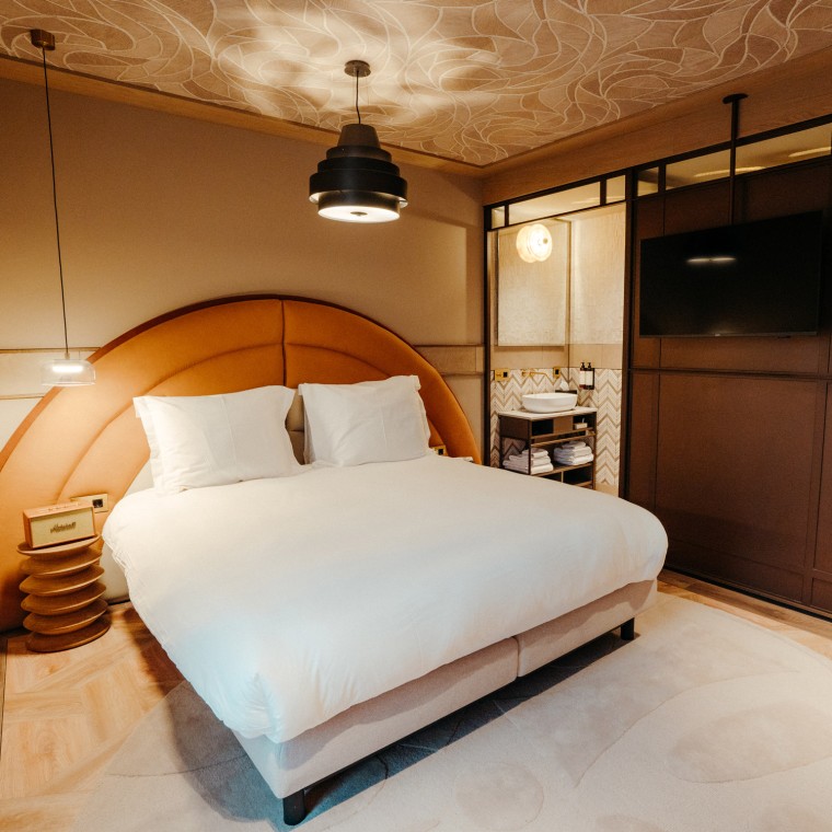 36 quartos de hotel elegantes em estilo Mid Century Modern (© Nina Slagmolen)
