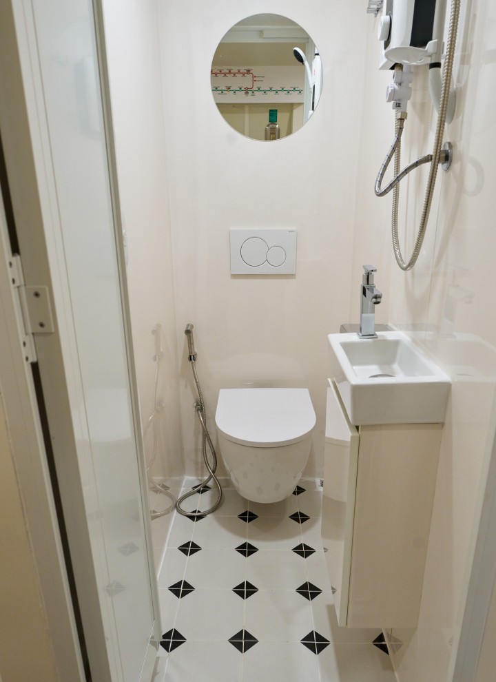 Conforto nos espaços mais pequenos: as mini casas de banho estão equipadas com sanitas suspensas Geberit iCon e placas de descarga Sigma01 (© Watson Lau) Conforto nos espaços mais pequenos: as mini casas de banho estão equipadas com sanitas suspensas Geberit iCon e placas de descarga Sigma01 (© Watson Lau)