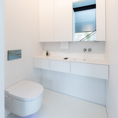 Design interior minimalista, máximo conforto: com a sanita bidé Geberit AquaClean Mera Comfort (© Lucas van der Wee) Design interior minimalista, máximo conforto: com a sanita bidé Geberit AquaClean Mera Comfort (© Lucas van der Wee)