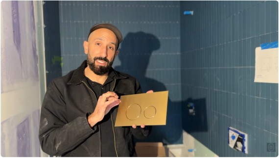 Barry Bordelon com uma placa de descarga Geberit (© The Brownstone Boys) Barry Bordelon com uma placa de descarga Geberit (© The Brownstone Boys)