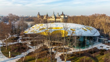 Um cogumelo no parque? O icónico telhado da Casa da Música Húngara, visto de cima (© Városliget Zrt.)