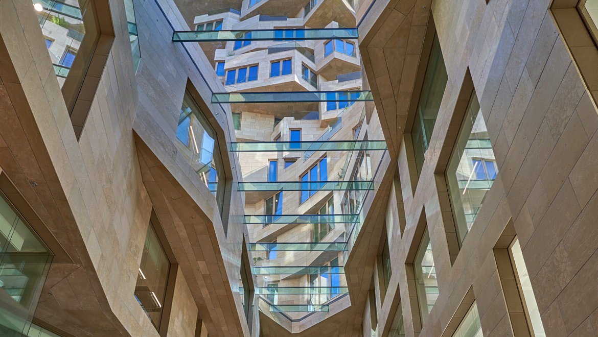 Os cinco andares inferiores albergam lojas, escritórios, restaurantes e um museu de história natural (© Marcel Steinbach)