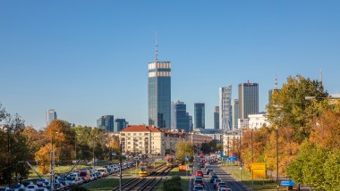 Varso Place, com a sua torre de 310 metros de altura, vigia toda a cidade de Varsóvia (© Aaron Hargreaves/Foster + Partners)