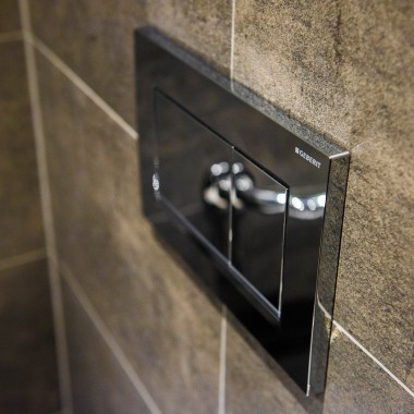 Foram instalados autoclismos de interior Geberit Sigma com placas de descarga Sigma30 (© Jarosław Kąkol) Foram instalados autoclismos de interior Geberit Sigma com placas de descarga Sigma30 (© Jarosław Kąkol)