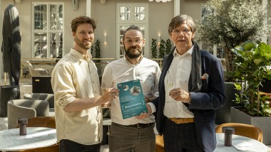 O CEO da BJERG Arkitektur Kjeld Bjerg (à direita) e os arquitetos Carsten Wraae Jensen e Mads Bjerg Nørkjær premiados com o melhor design (© Wilfred Gachau)